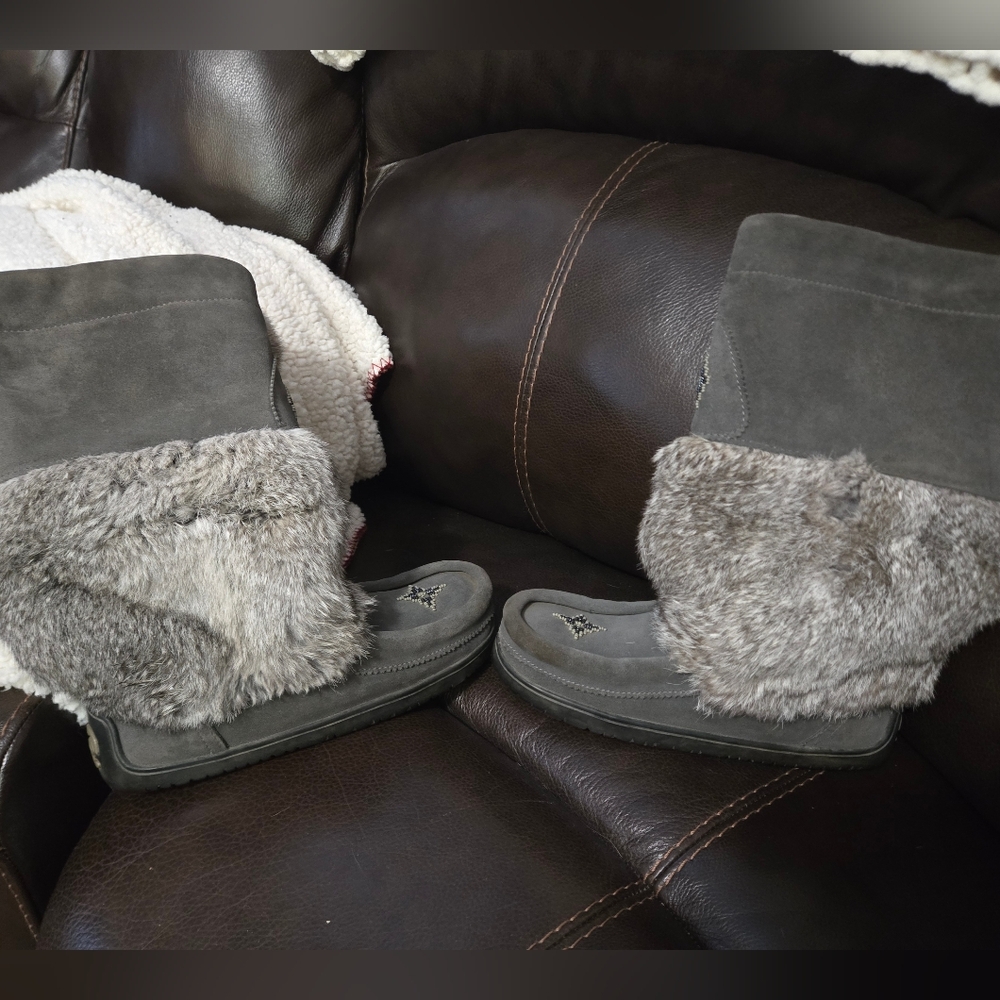 Grey Manitobah Mukluks Size 6 - Picture 8 of 9